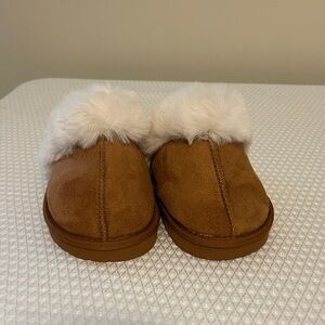 Fabkids Cozy Brown Slippers with White Fur Trim Size 13